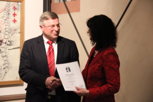 Übergabe des Publikumspreises 2014 in Marktheidenfeld durch die 1. Bürgermeisterin Helga Schmidt-Neder.